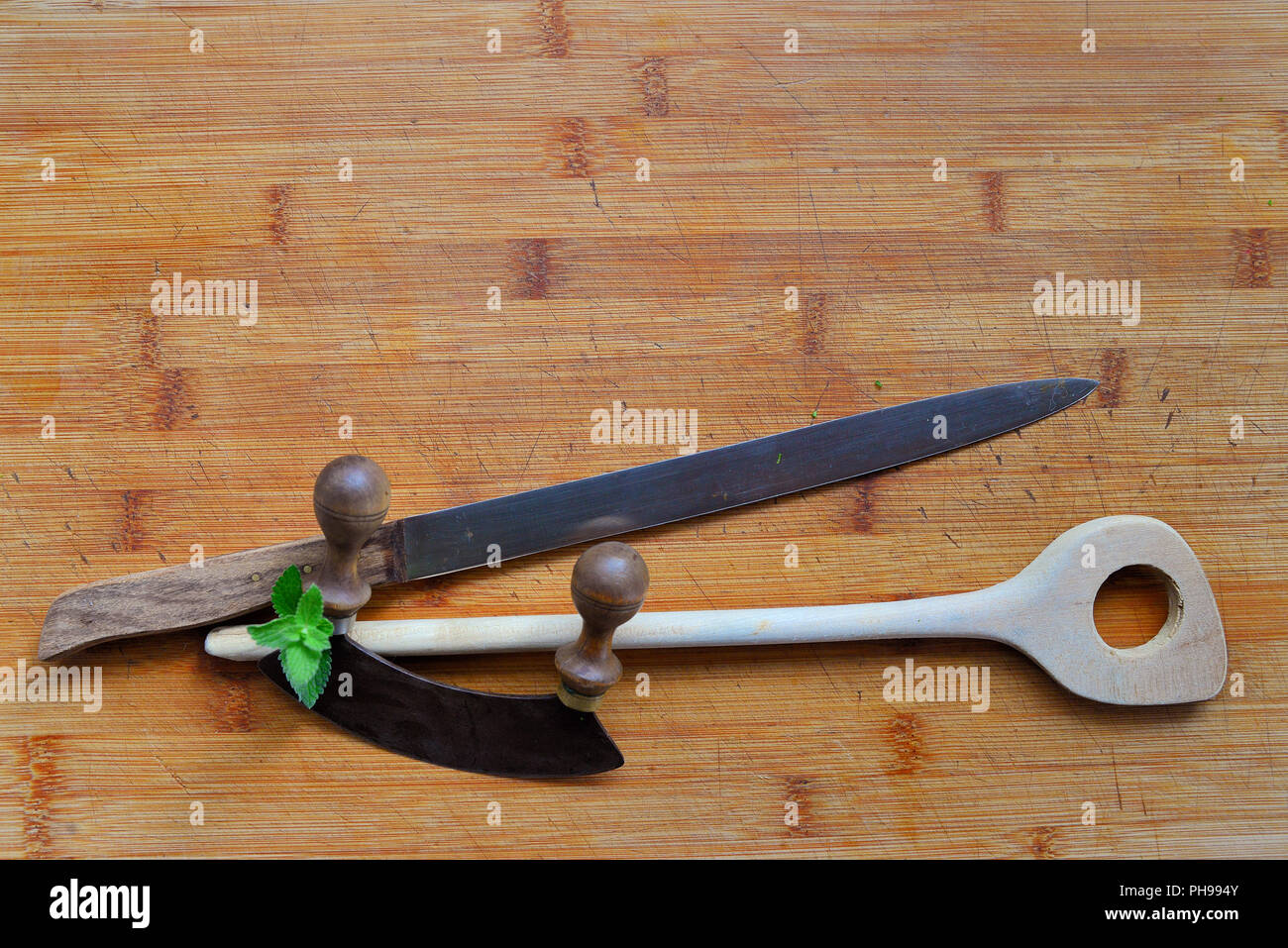 Tavola di legno e il coltello Foto Stock