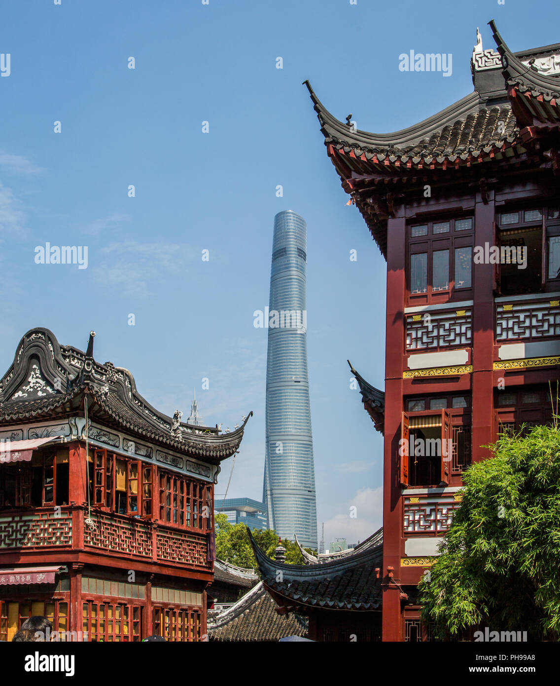 Il Giardino di Yu con la Shanghai Tower, il vecchio e il nuovo Foto Stock