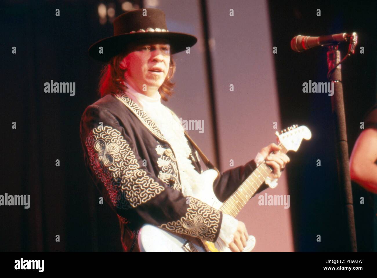 Stevie Ray Vaughan, amerikanischer Blues Musiker, bei einem Auftritt in München, Deutschland 1984. American blues musicista Stevie Ray Vaughn performin Foto Stock