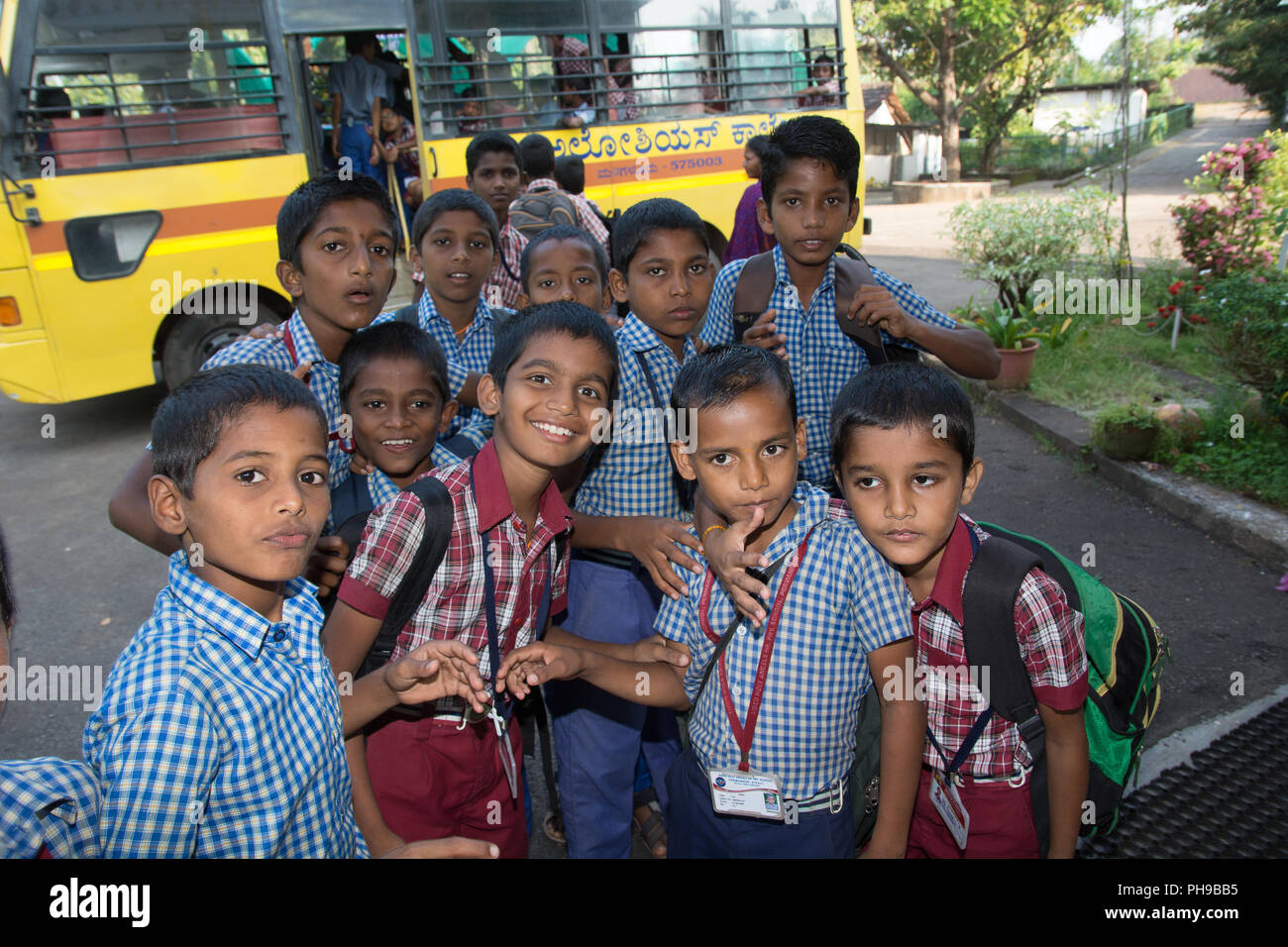 Mumbai, India - 8 Luglio 2018 - Bambini da bambini home in attesa per giallo scuola bus pagato da una carità internazionale progetto Foto Stock