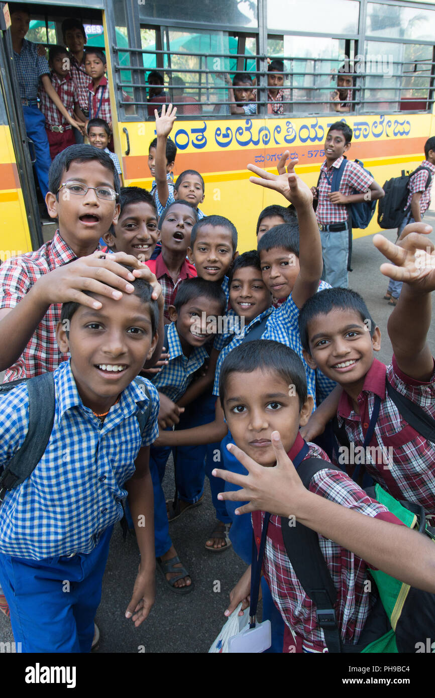 Mumbai, India - 8 Luglio 2018 - Bambini da bambini home in attesa per giallo scuola bus pagato da una carità internazionale progetto Foto Stock