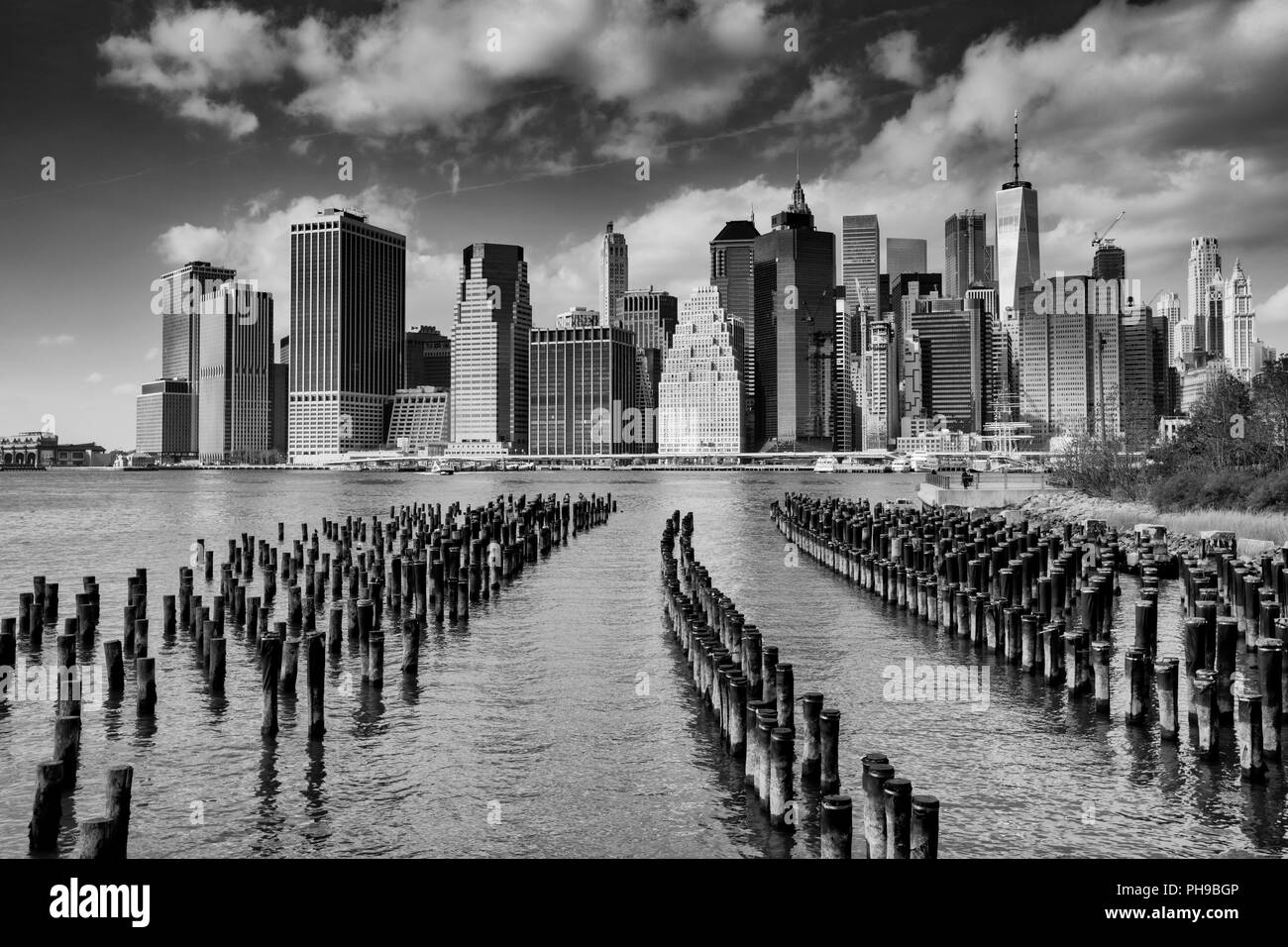 Il centro di Manhattan skyline di New York City, una vista da Brooklyn Foto Stock