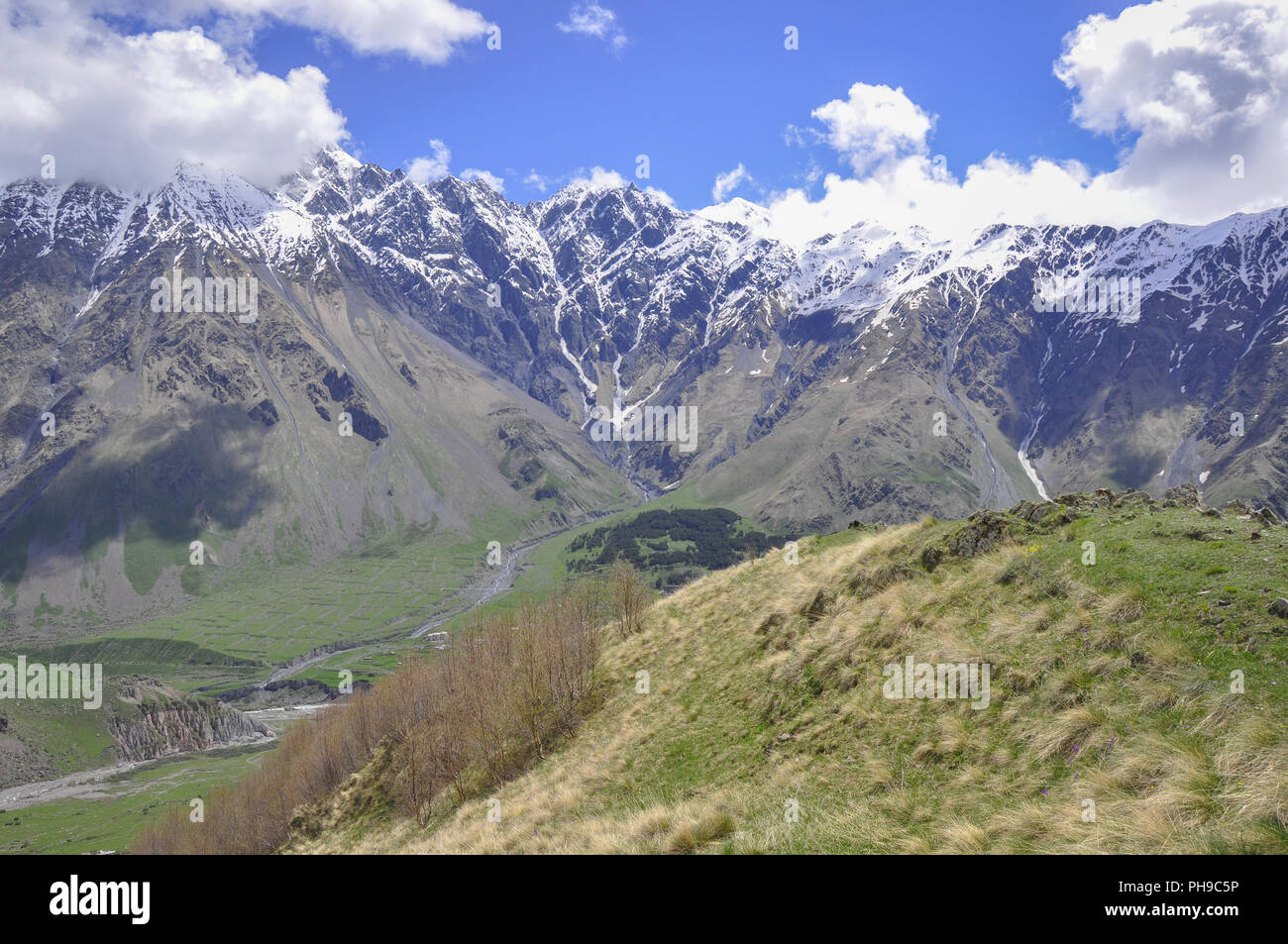 La gamma della montagna intorno al monte Khuro nei monti caucasici Foto Stock