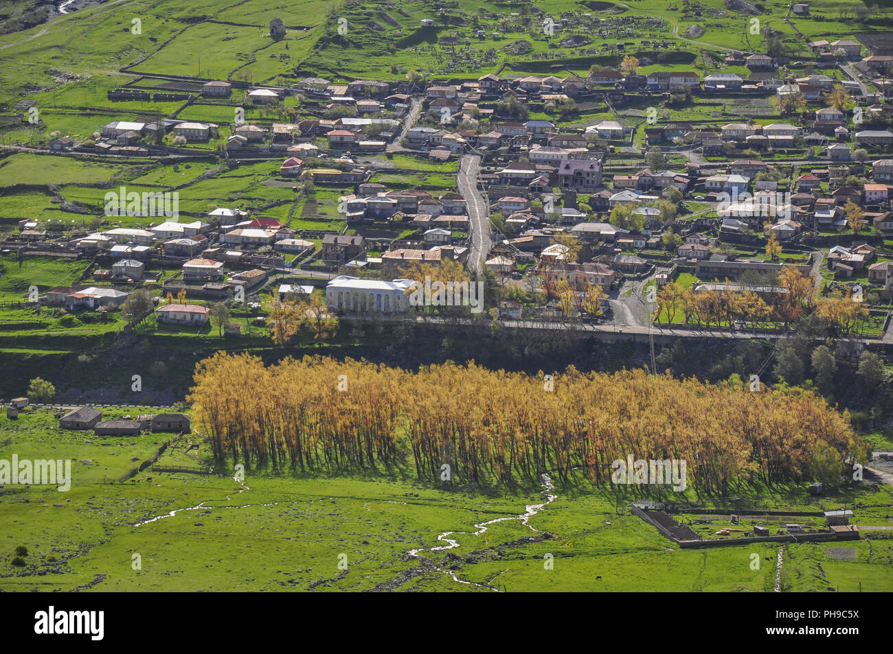 La città di Stepanzminda nei monti caucasici, Georgia Foto Stock