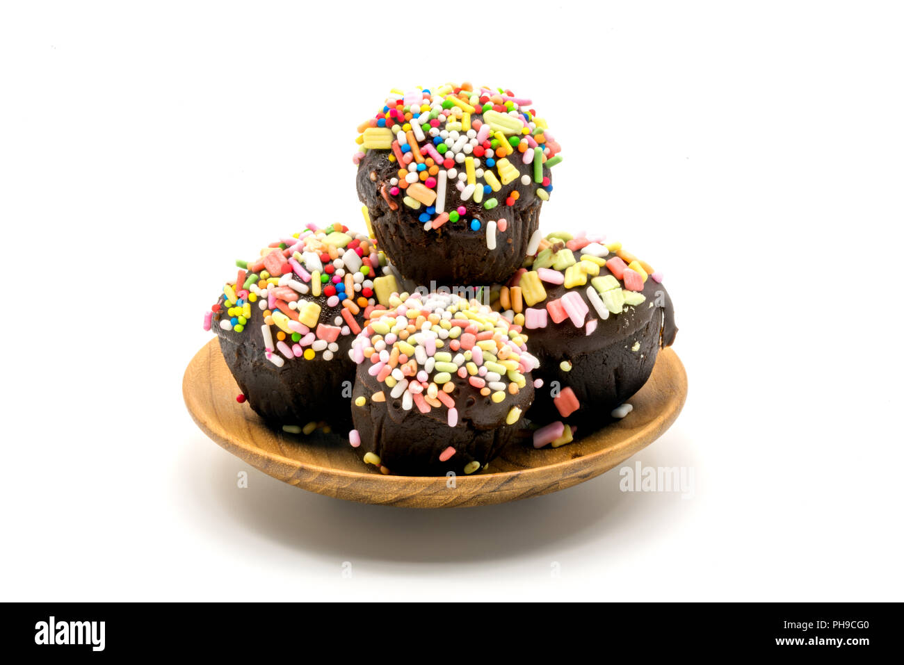 Un assortimento di dolci dolci al cioccolato tortina nel piatto in legno Foto Stock