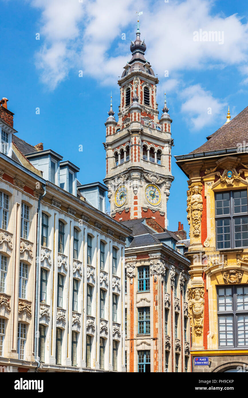 Dettagli architettonici intorno a Place du General de Gaulle con il campanile e la torre dell orologio della camera di commercio di Lille, Francia Foto Stock