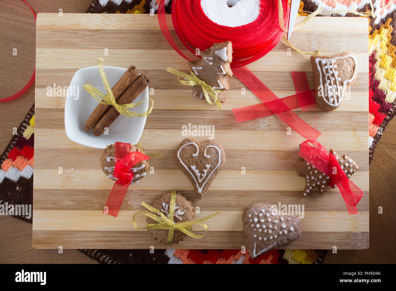 La decorazione di gingerbread cookie con nastri colorati Foto Stock