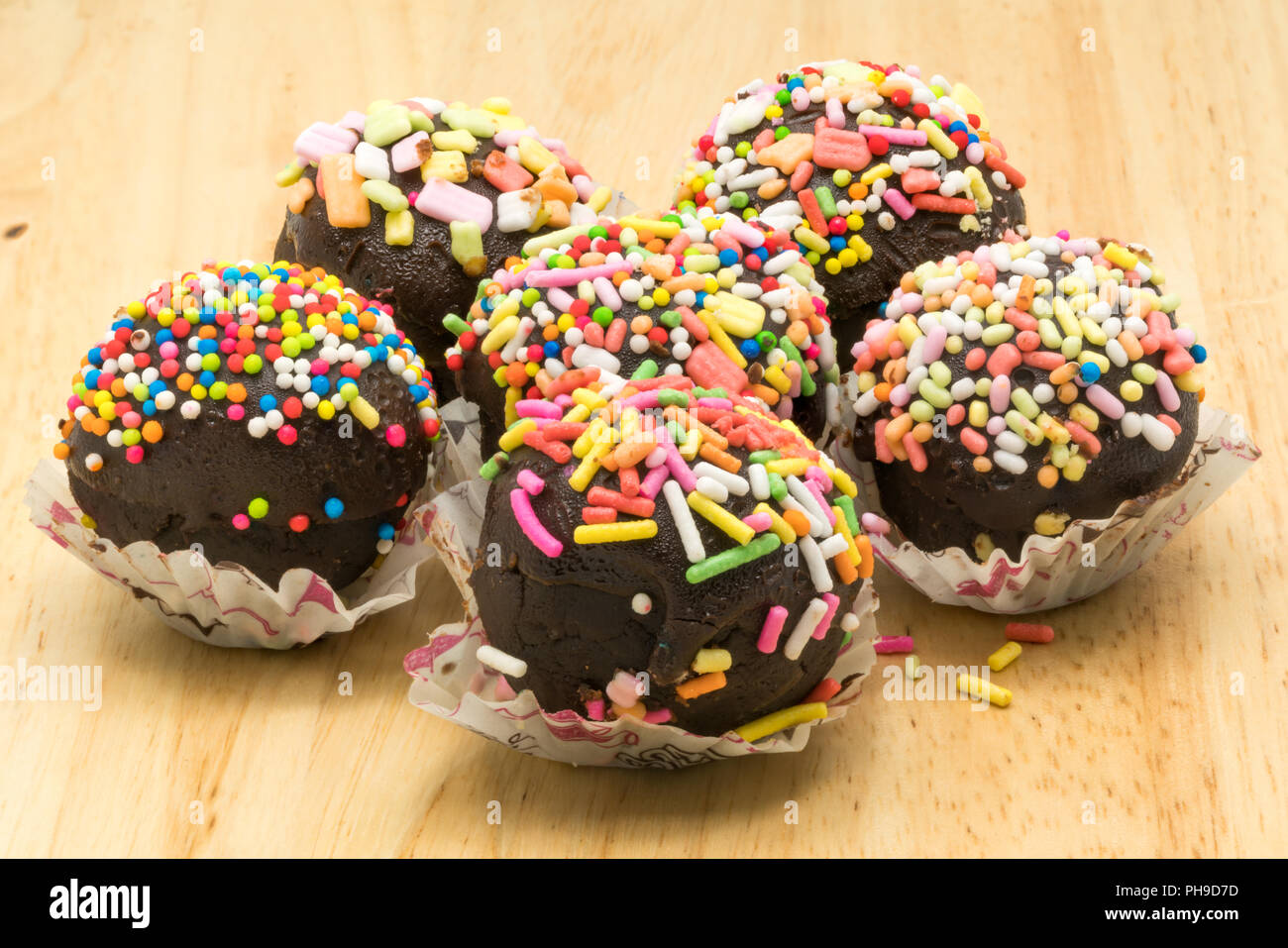 Colorate le sfere di cioccolato in tazza di carta Foto Stock