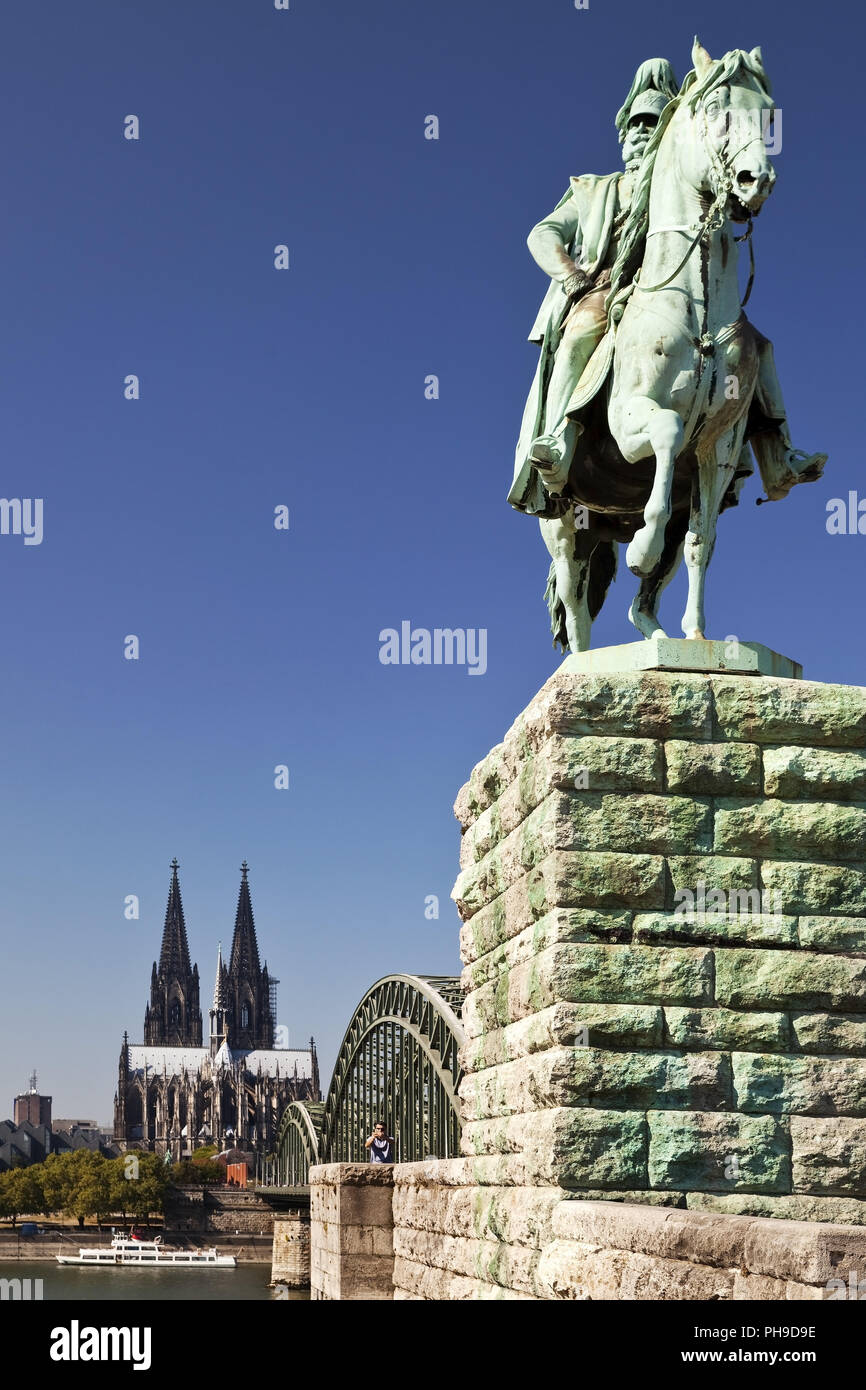 Statua equestre di Guglielmo I. con la cattedrale di Colonia e il ponte di Hohenzollern, Colonia, Germania Foto Stock