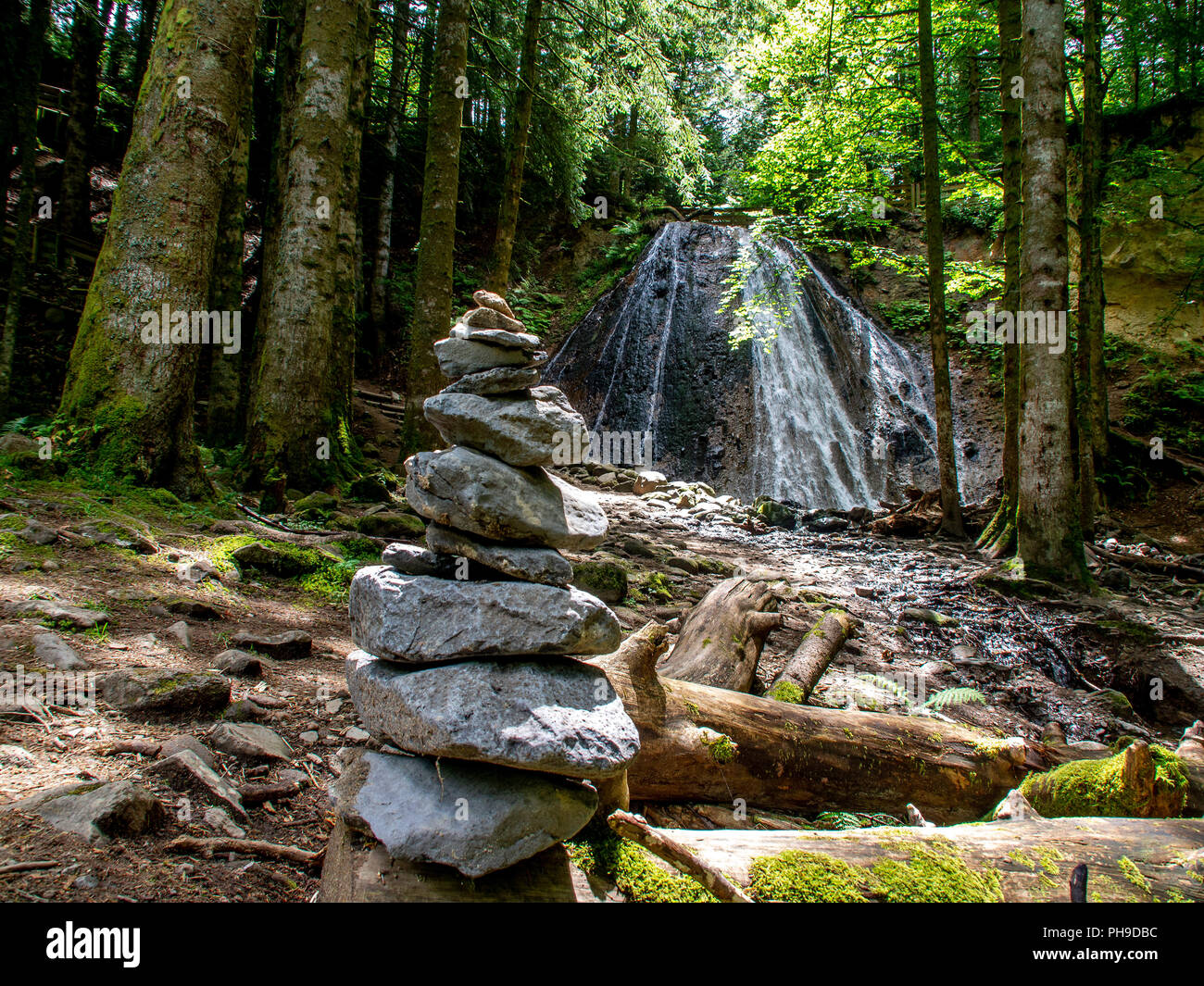 Pile di pietre vicino le Rossignolet cascata, Auvergne Parco Nazionale Vulcani, Puy de Dome, Auvergne Rhone Alpes, Francia Foto Stock