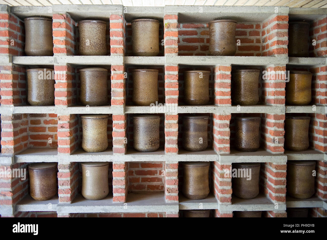 I subacquei le urne in una parete al di fuori di un cremarorium Foto Stock