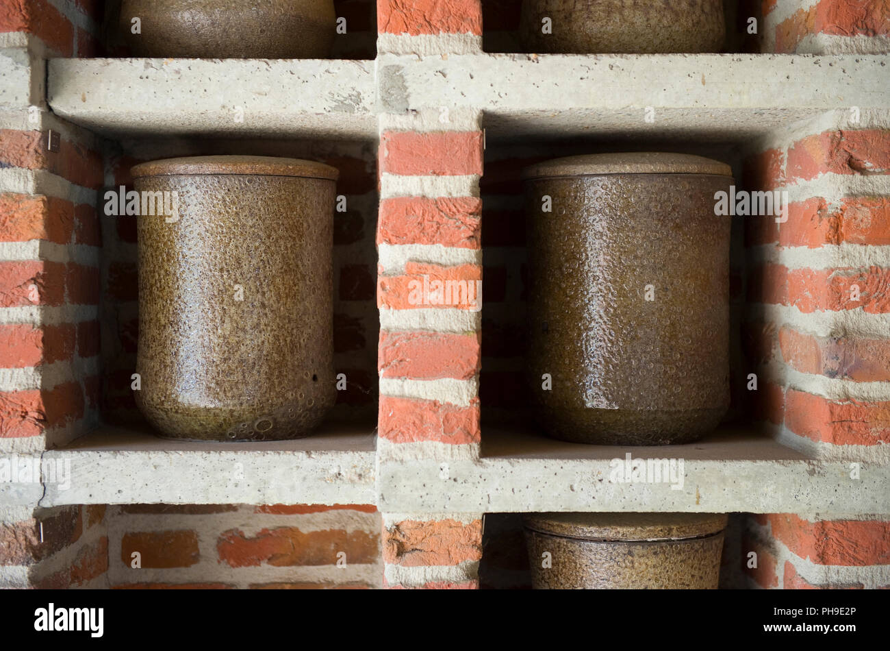 Due urne cinerarie in una parete al di fuori di un cremarorium Foto Stock