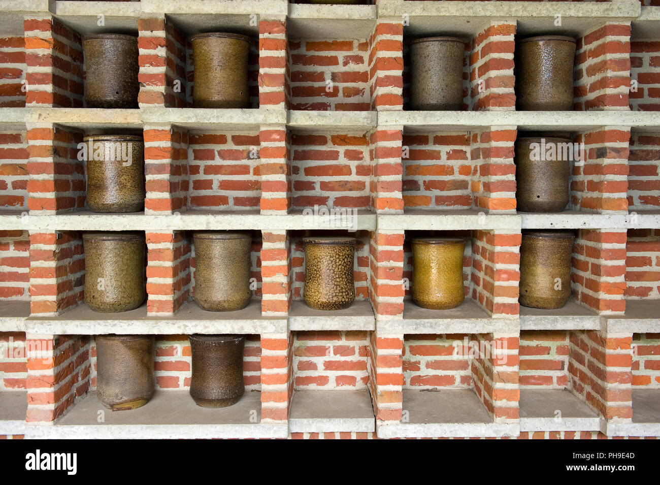 I subacquei le urne in una parete al di fuori di un cremarorium Foto Stock