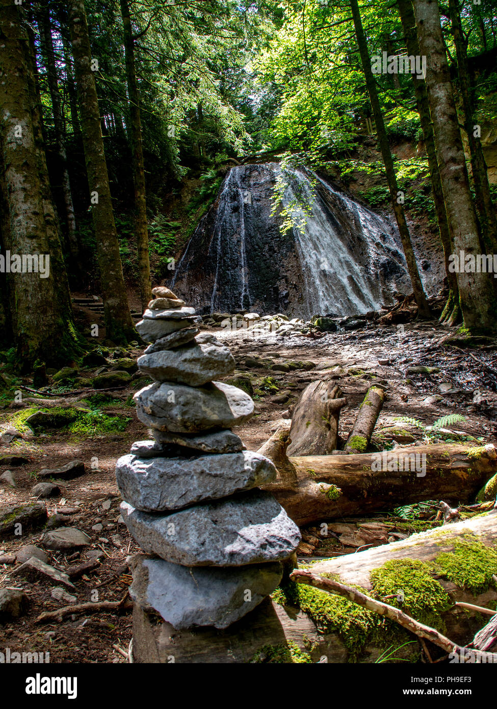 Pile di pietre vicino le Rossignolet cascata, Auvergne Parco Nazionale Vulcani, Puy de Dome, Auvergne Rhone Alpes, Francia Foto Stock