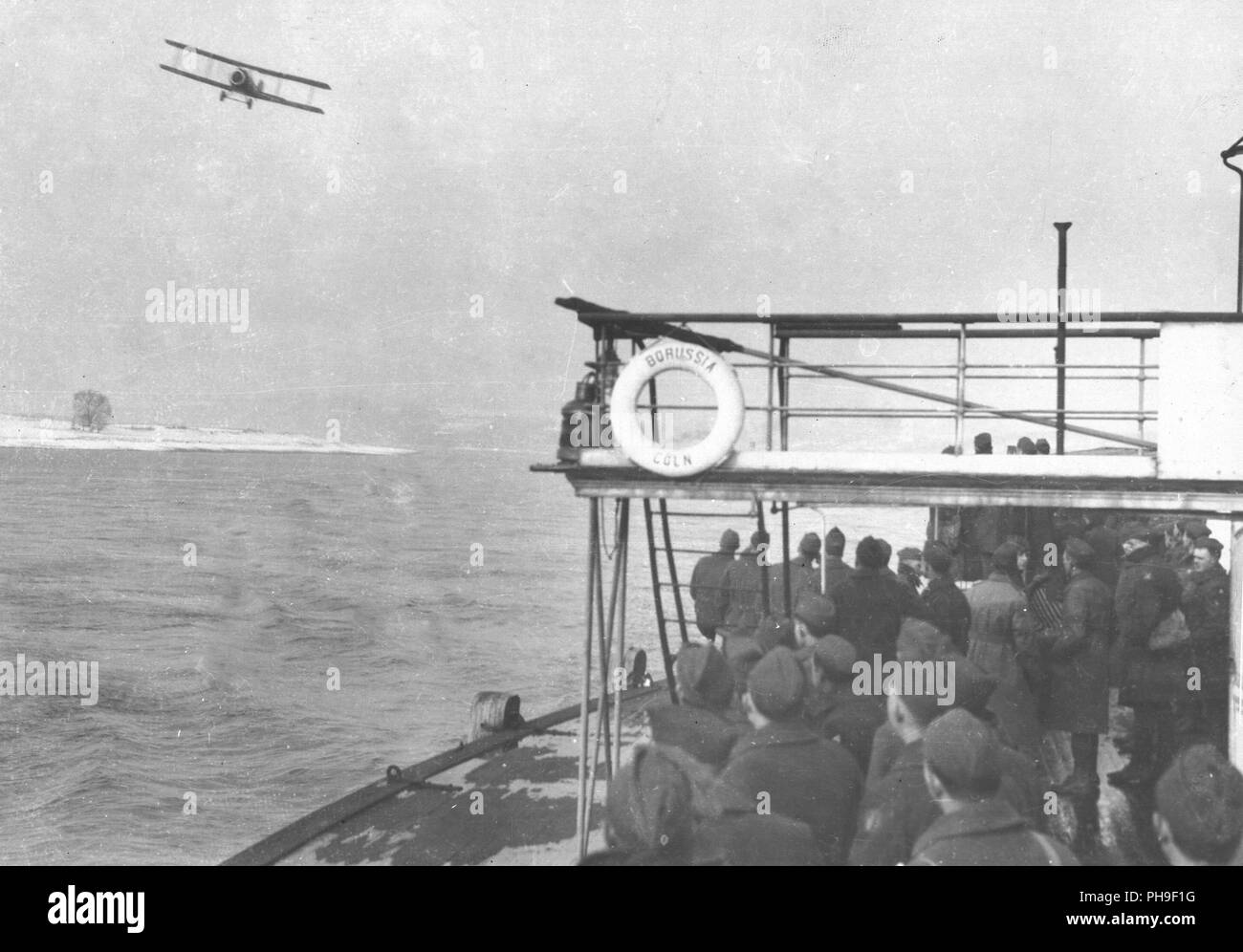 Esercito di occupazione - MILITARI USA godere di escursioni sul Reno. U.S. aviatore volare al di sopra di un sistema di cottura a vapore sul Reno riempiti con i soldati degli Stati Uniti che stanno godendo di un'escursione Foto Stock