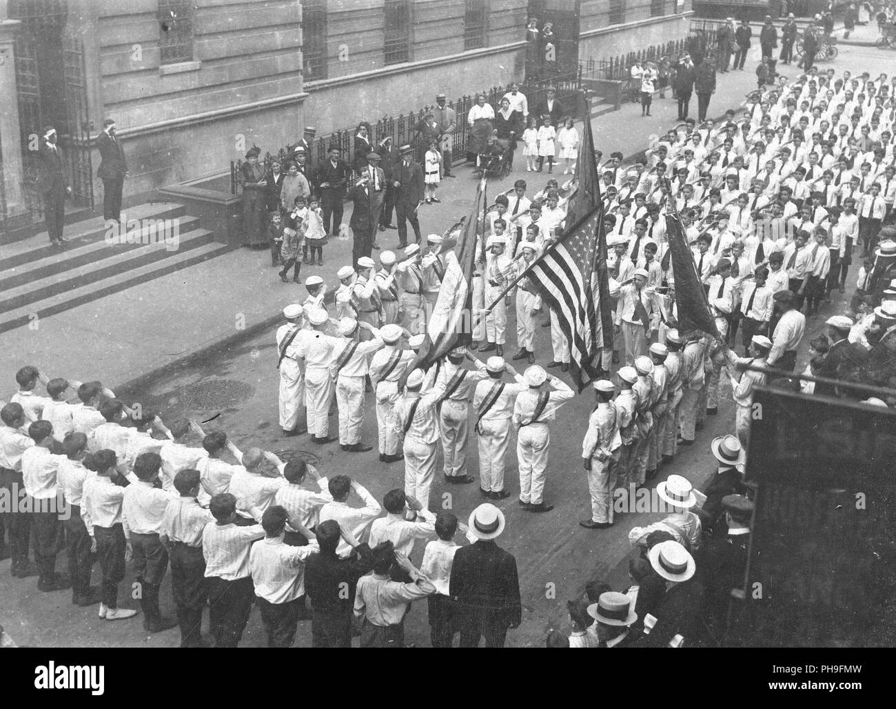 1918 - Cerimonie - Giornata di bandiera, 1918 - lato est scuola bambini osservare la Giornata di bandiera, N.Y. I bambini della scuola di P.S. 20, su Rivington St, osservata Giornata di bandiera. I veterani di altre guerre ha spiegato il significato dei flag per i bambini, con la quasi totalità dei quali sono di origine straniera Foto Stock