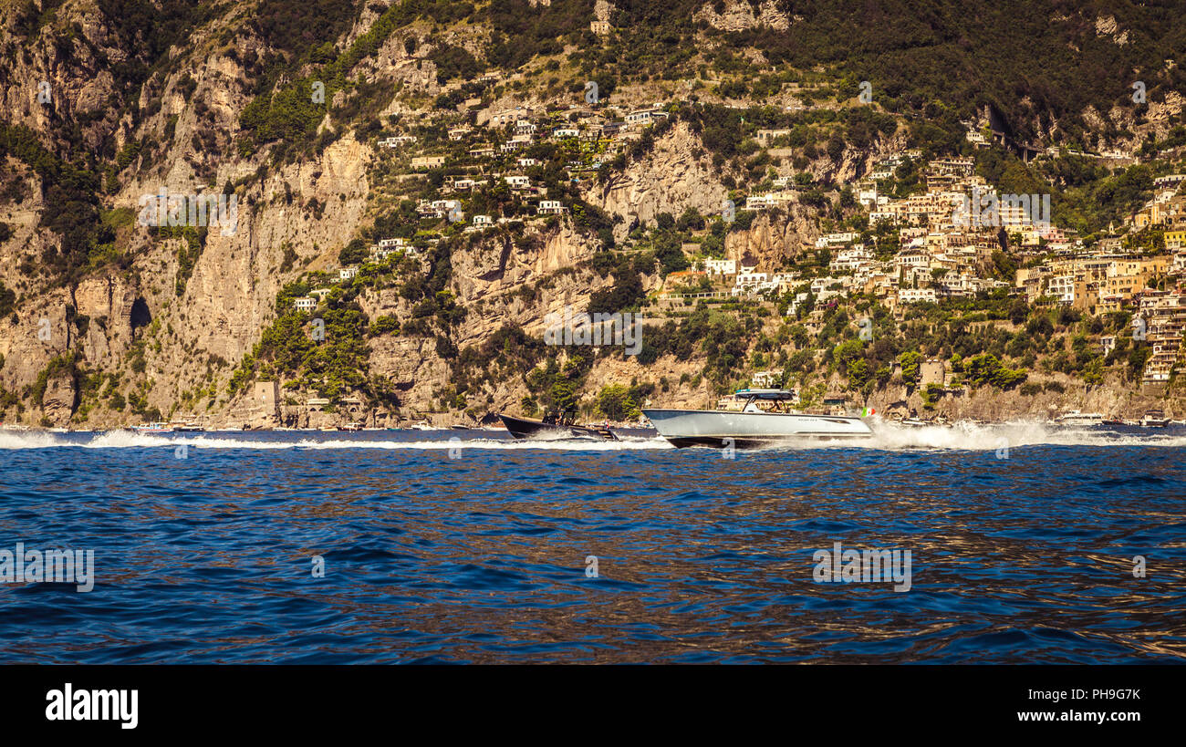 Positano, motortboats lungo la Costiera Amalfitana Foto Stock