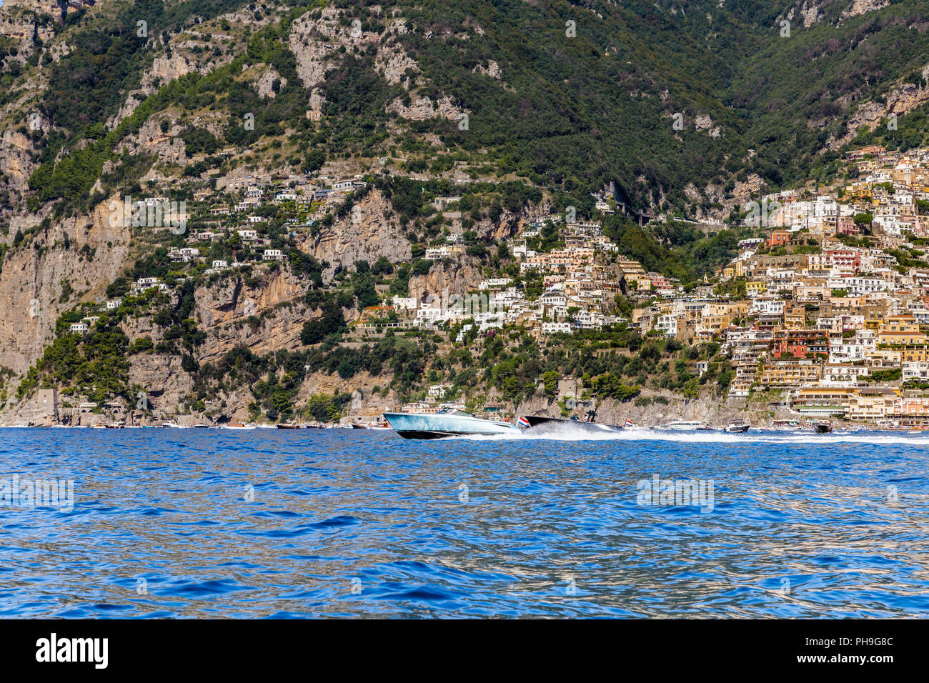 Positano, motortboats lungo la Costiera Amalfitana Foto Stock