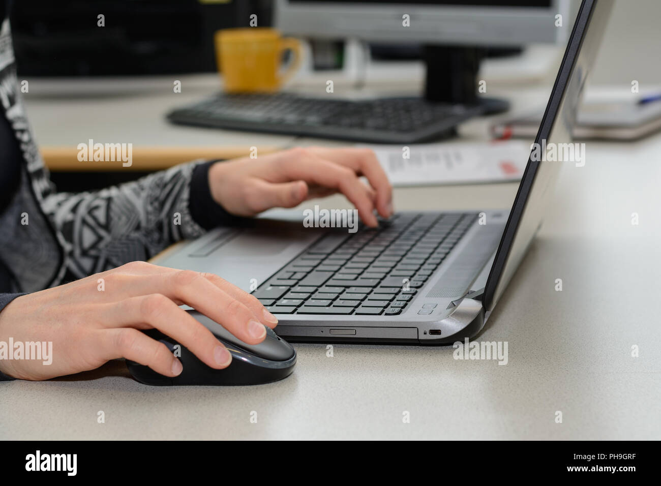 Lavoratore di ufficio lavora con un computer portatile - close-up Foto Stock