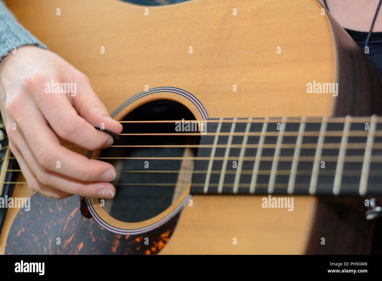 Persona che gioca il vecchio Western guitar - dettaglio Foto Stock