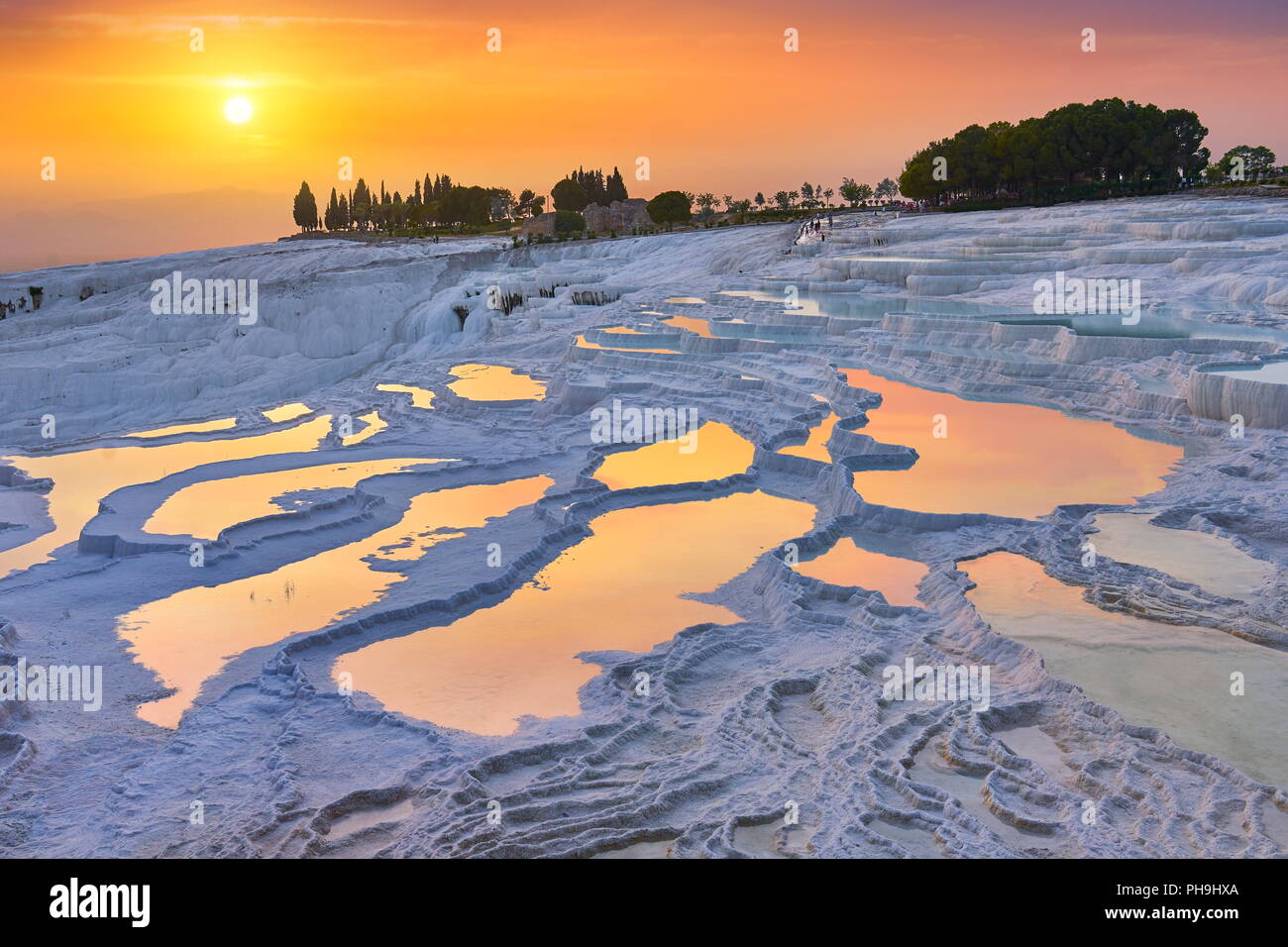 Pamukkale terrazze di calcare al tramonto del tempo, Pamukkale, Turchia Foto Stock