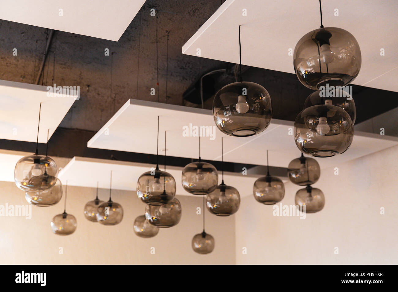 Globo di soffitto di vetro lampade pensili nell' atrio dell' albergo Foto Stock