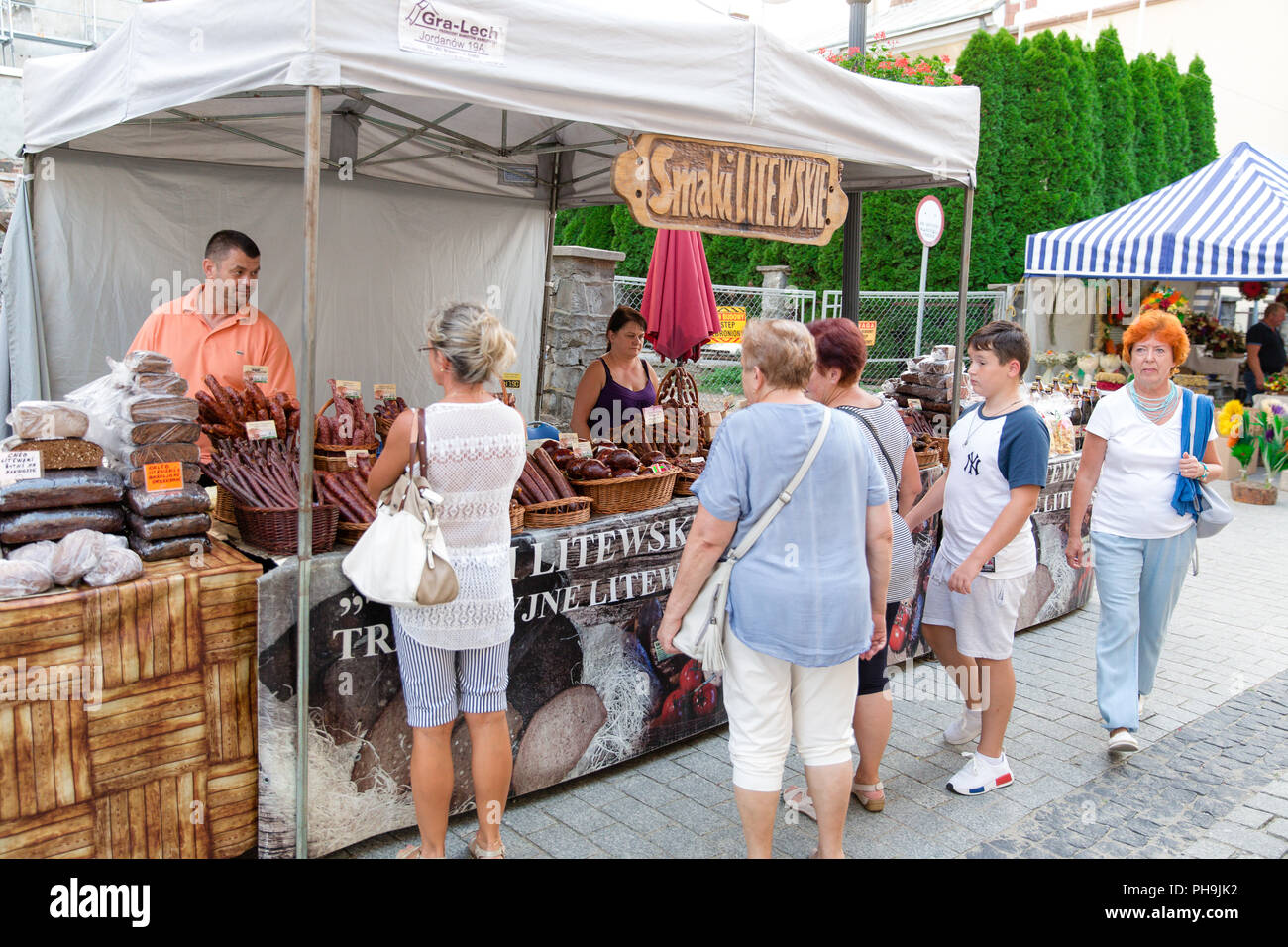 Pressione di stallo di mercato con tradizionale lituana affumicata e salsiccia secca alla strada del mercato di Krosno, Polonia Foto Stock