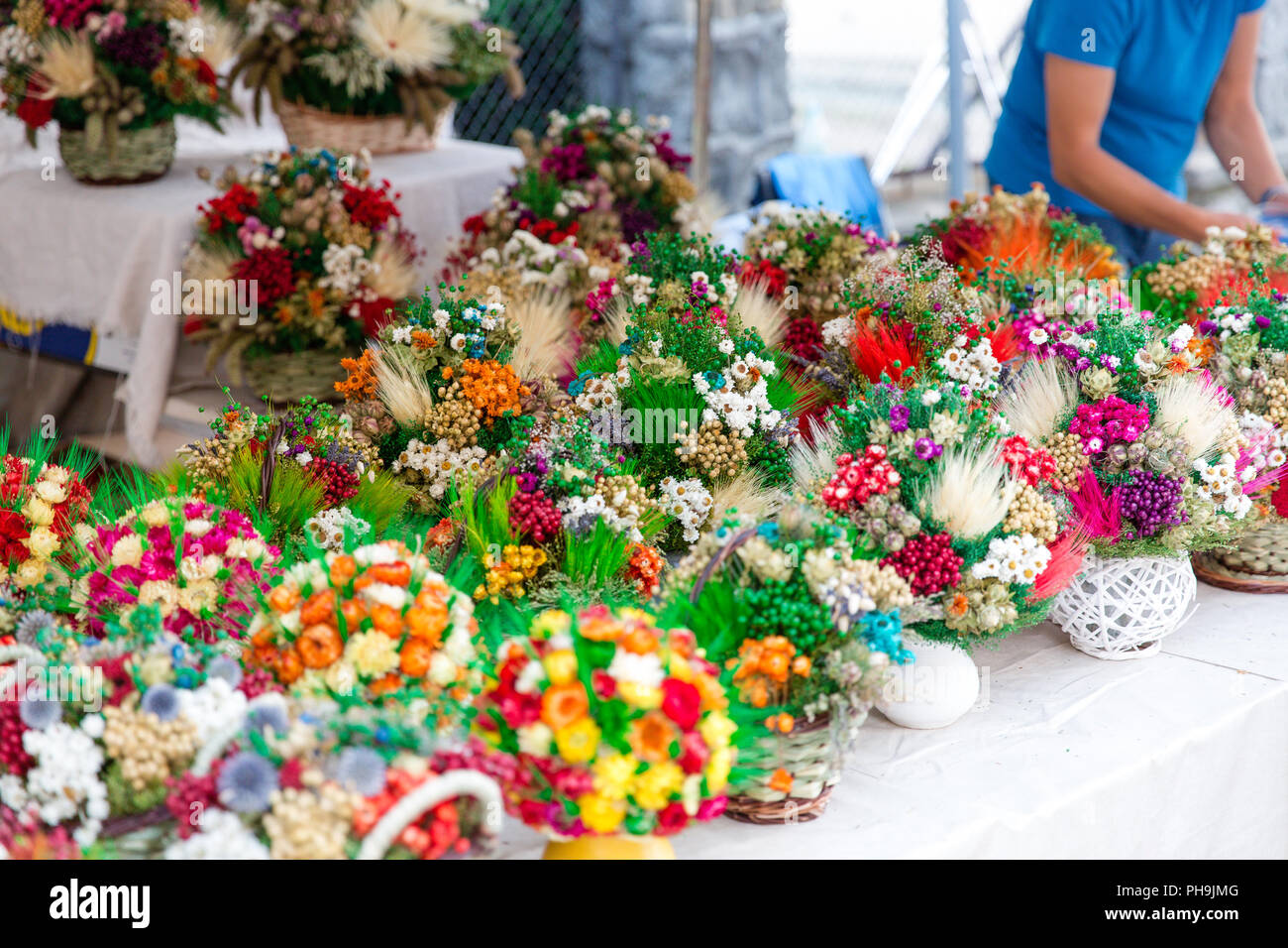 Tradizionale di fiori secchi mazzi venduti al mercato di strada durante i climi dei Carpazi festival a Krosno, Polonia Foto Stock