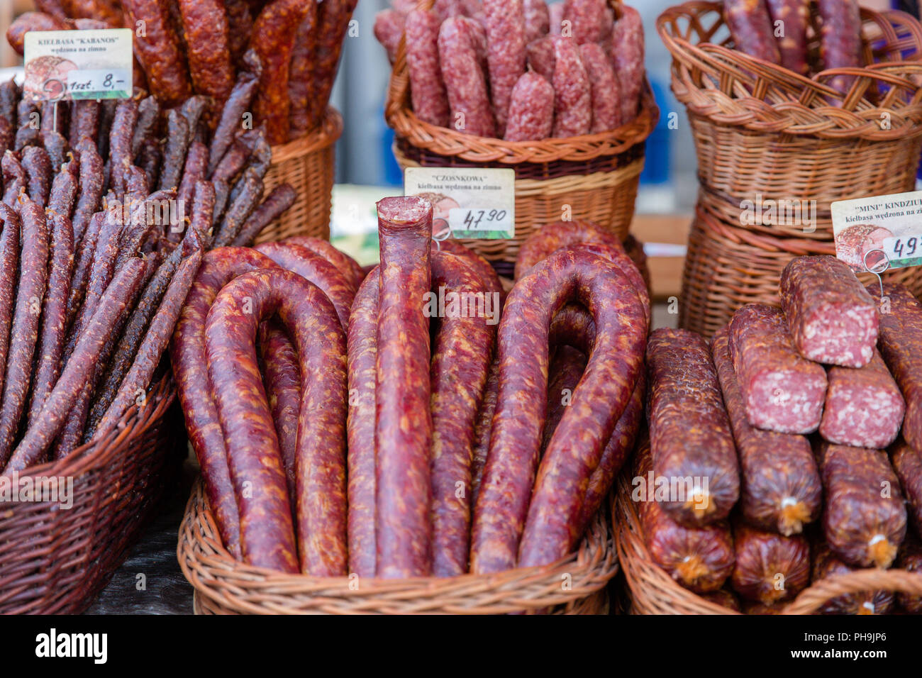 Pressione di stallo di mercato con tradizionale lituana affumicata e salsiccia secca alla strada del mercato di Krosno, Polonia Foto Stock