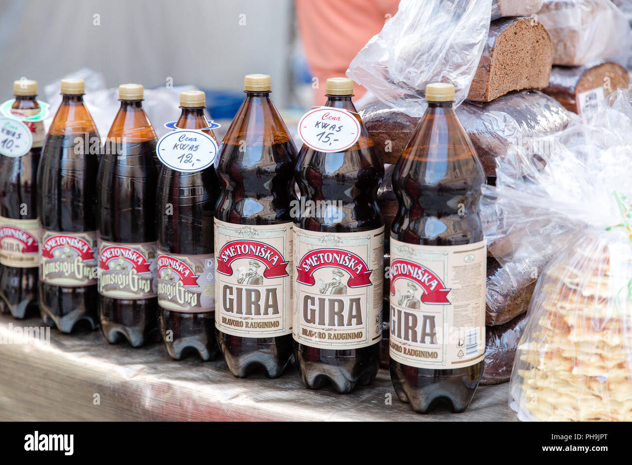 Bottiglie con Gira Kvass popolare Europeo orientale tradizionale bevanda slava e Baltic bevanda fatta dal pane nero al mercato di strada in Polonia Foto Stock