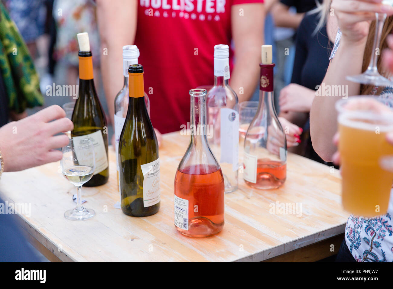 Il numero di bottiglie di vino a vini ungheresi la festa a climi dei Carpazi international evento culturale a Krosno, Polonia Foto Stock