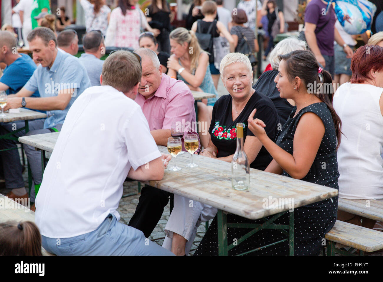 La gente beve vino e socializzare durante i vini ungheresi la festa a climi dei Carpazi international evento culturale a Krosno, Polonia Foto Stock