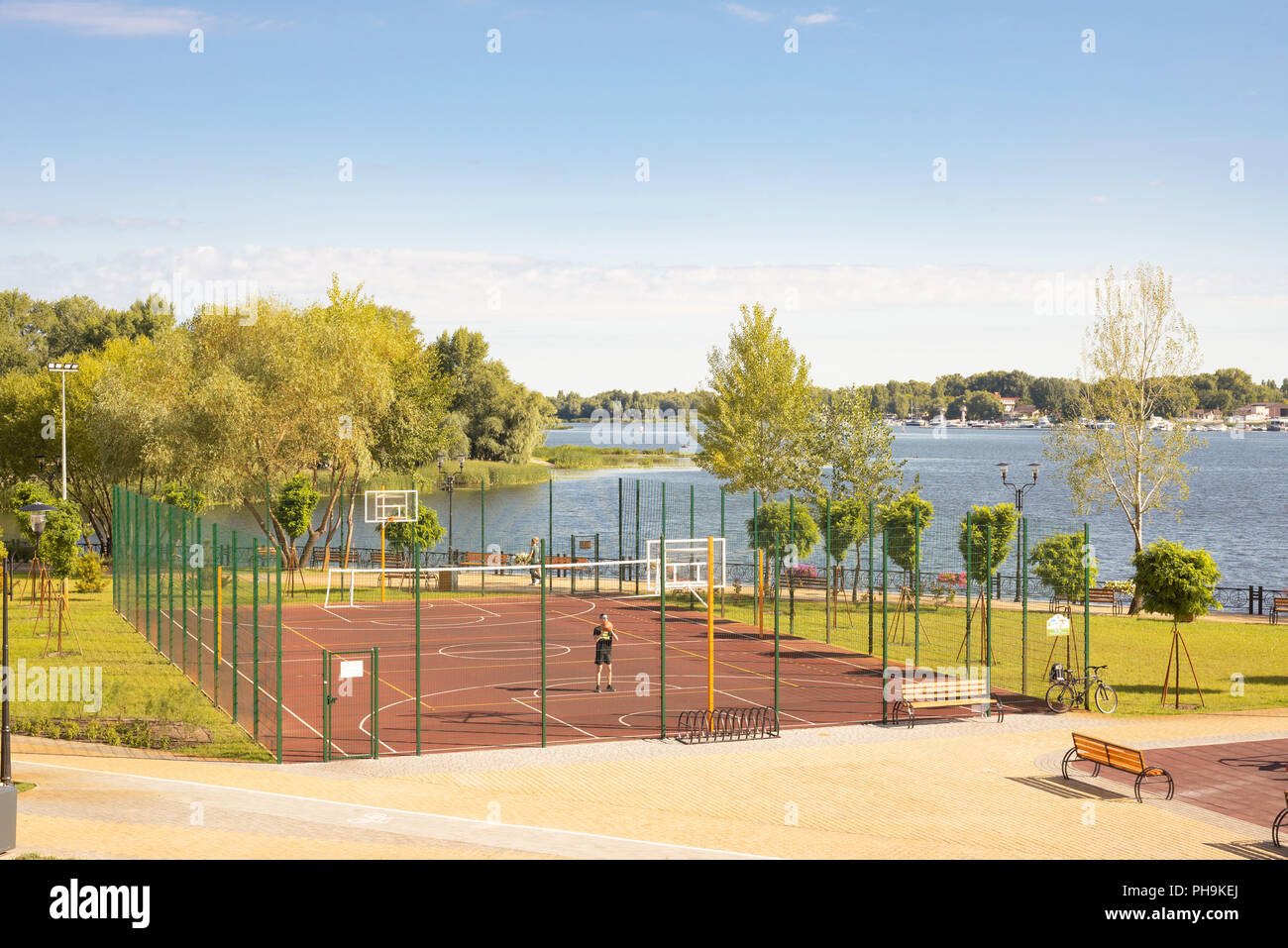 Kiev - Ucraina - Agosto 23, 2018 - Outdoor sports facility nel parco Natalka di Kiev in Ucraina, vicino al fiume Dnieper. Le persone sono la formazione unde Foto Stock