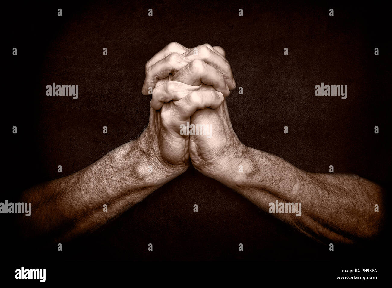 Uomo con le mani incrociate le dita. Questa è una classica nel gesto di un uomo che prega Dio nella religione cristiana. Foto Stock