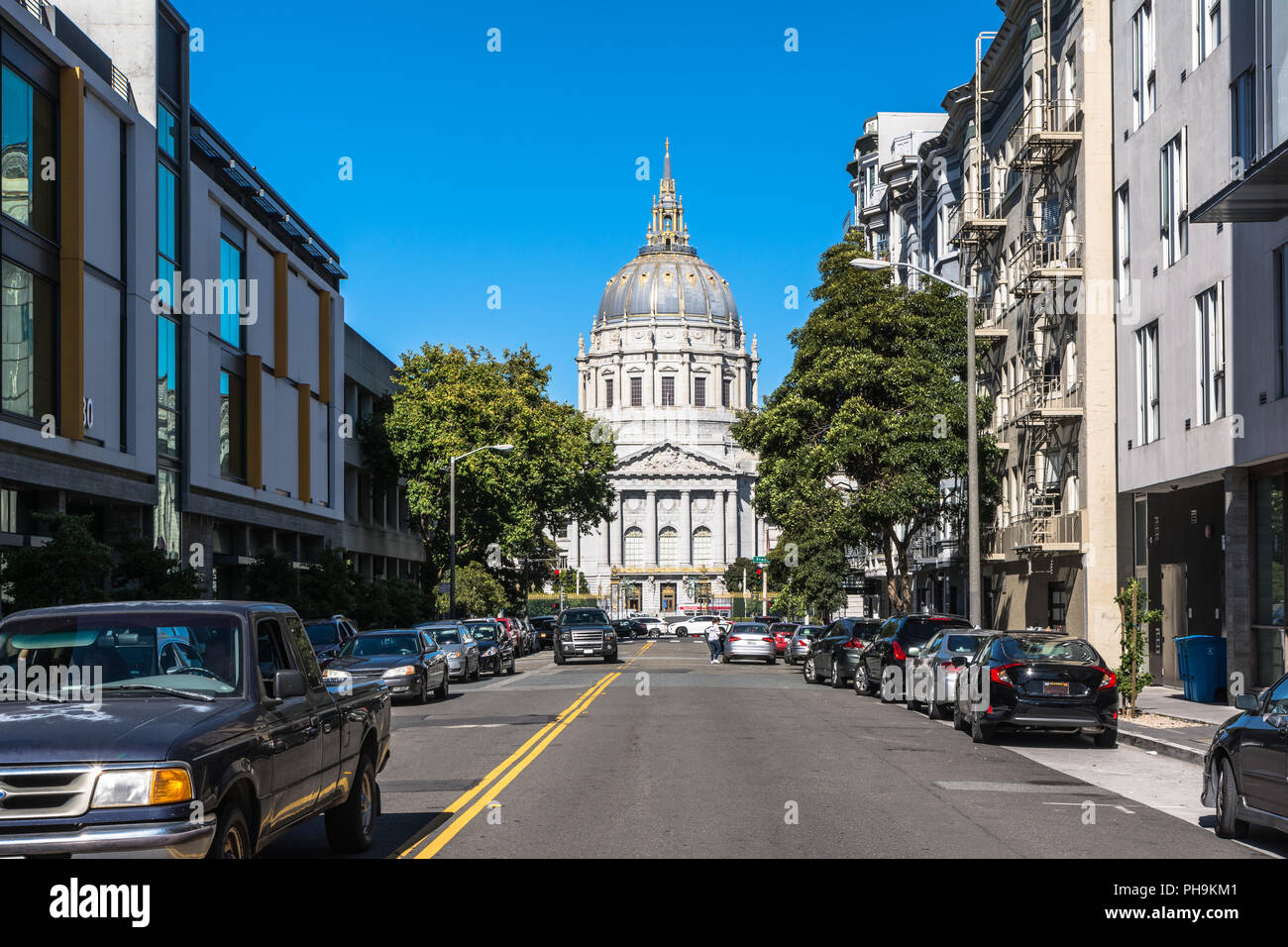 San Francisco, California, Stati Uniti d'America - 15 Giugno 2017 : San Francisco City Hall vista da Fulton Street Foto Stock