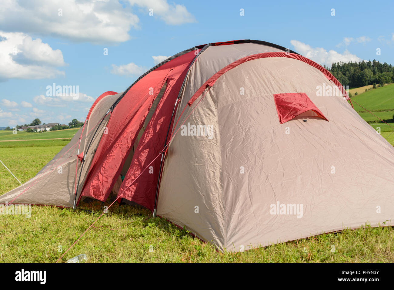 Tenda tesa in un paesaggio tranquillo per una vacanza rilassante Foto Stock