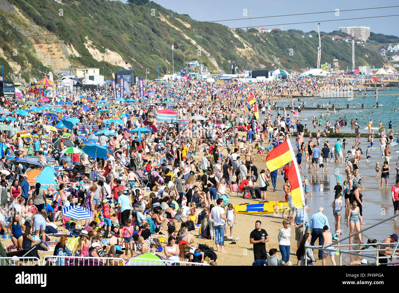 Migliaia accorrono per la spiaggia a Bournemouth durante l annuale Giornata di aria come le temperature cominciano a salire attraverso parti del Regno Unito in tempo per il fine settimana. Foto Stock