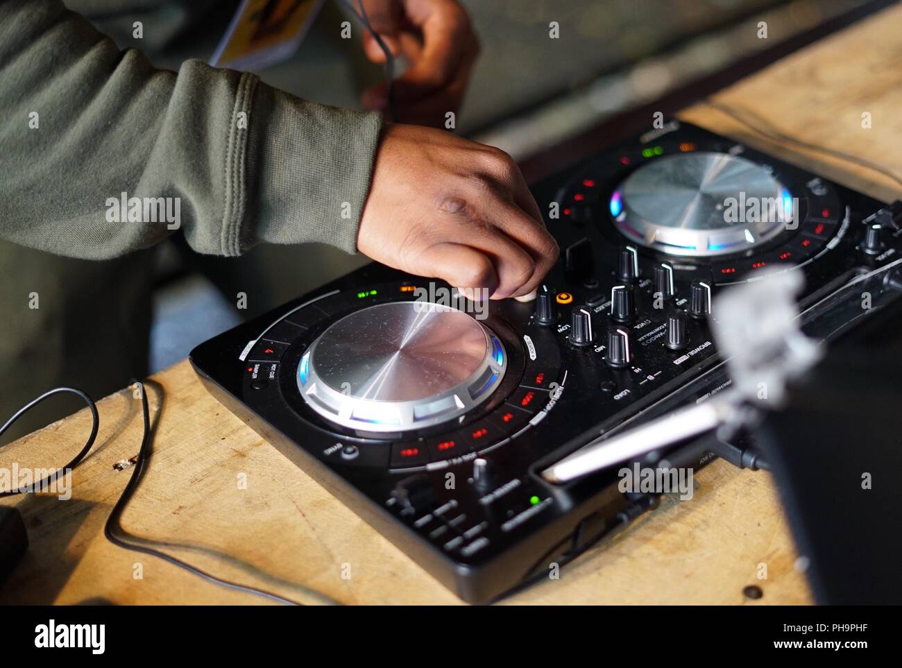 DJ spinning tunes sul ponte Foto Stock