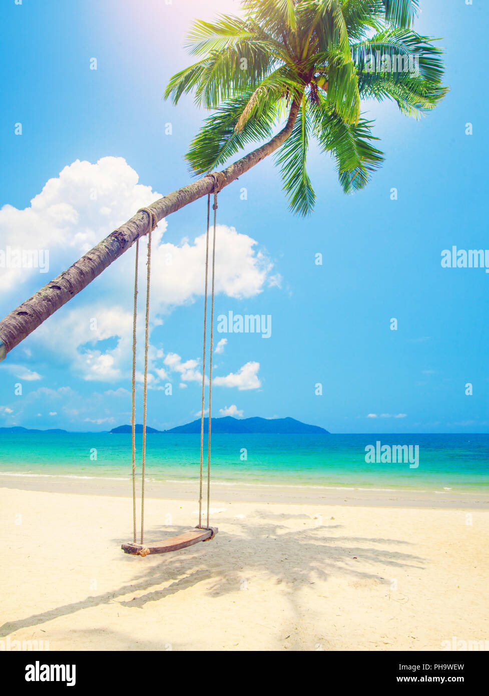 Bellissima isola tropicale spiaggia con palme di cocco e swing Foto Stock