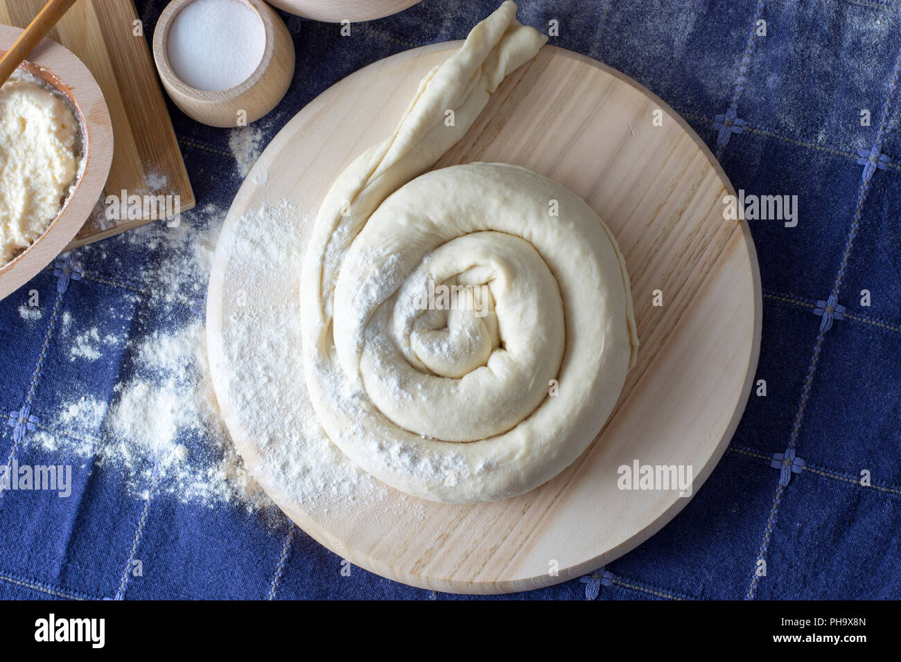 Torta di formaggio sul piatto di legno pronti per la cottura Foto Stock