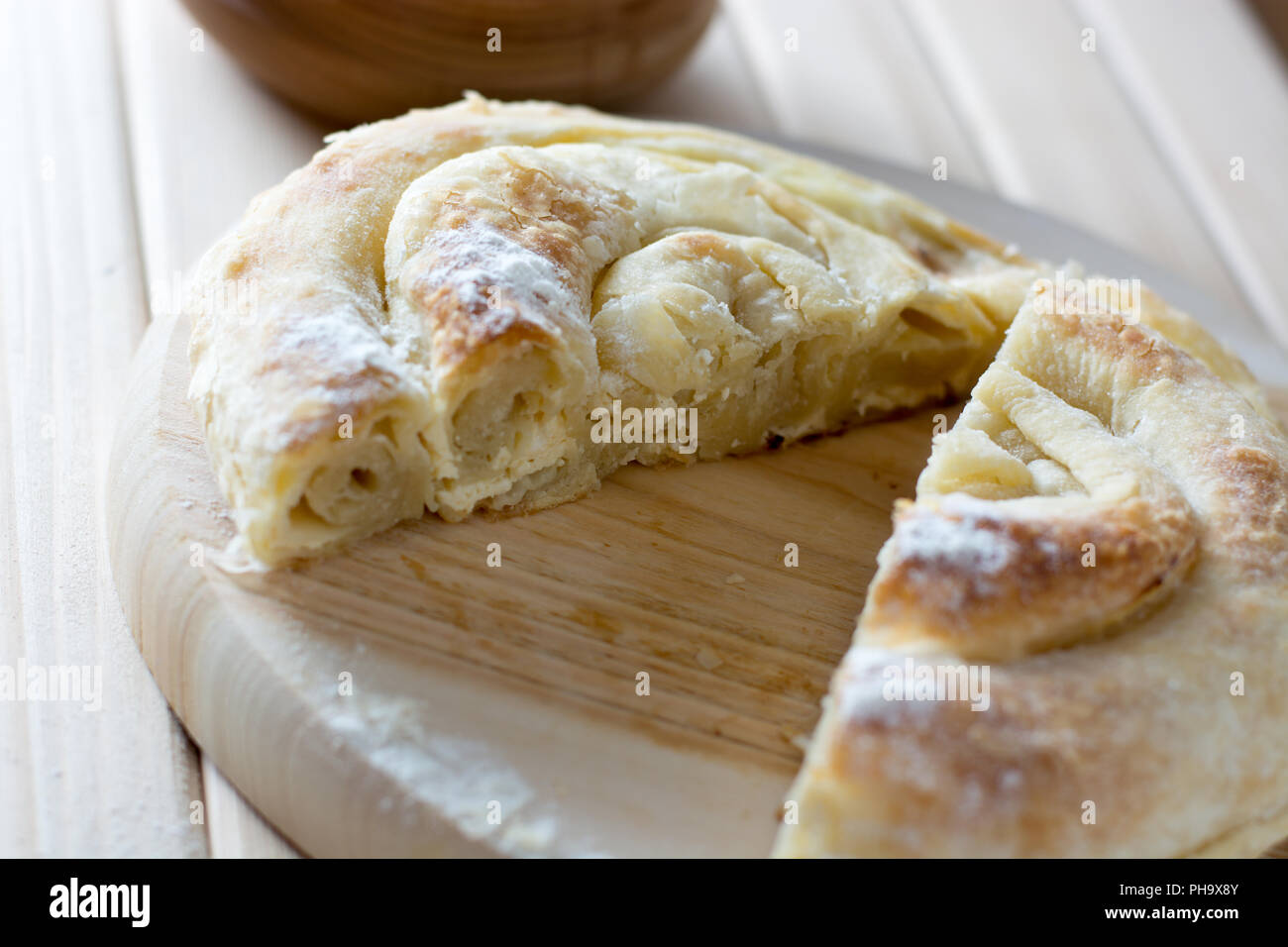Fresca e deliziosa torta di formaggio tagliato sul piatto di legno Foto Stock