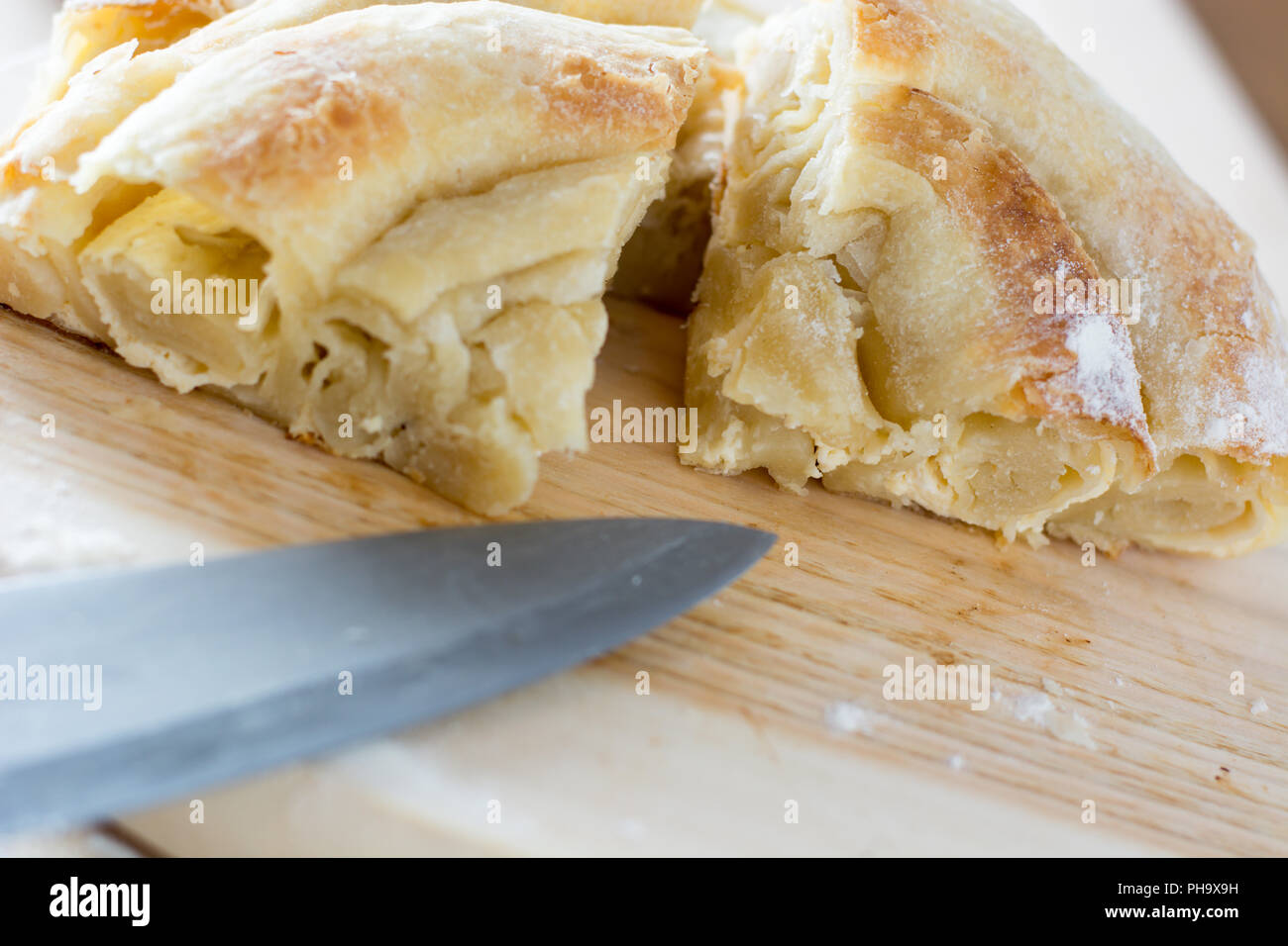 Fresca e deliziosa torta di formaggio tagliato sul piatto di legno Foto Stock