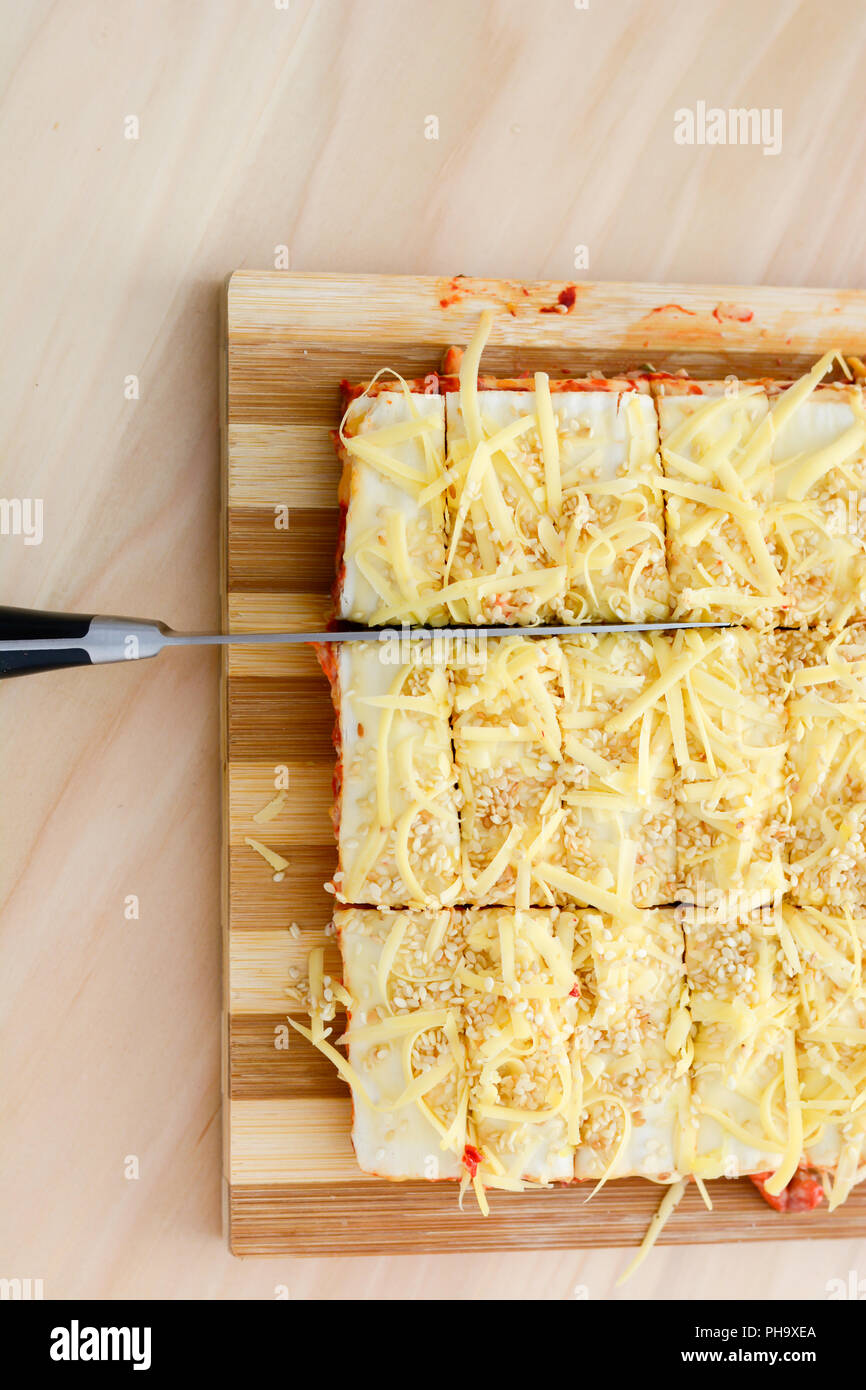 Torta salata con formaggio e paprica rossa Foto Stock