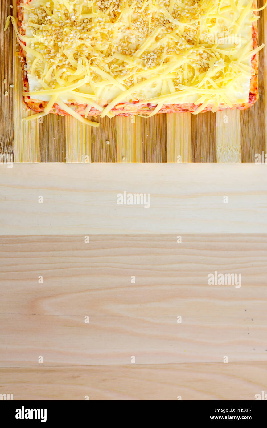 Torta salata con formaggio e paprica rossa Foto Stock