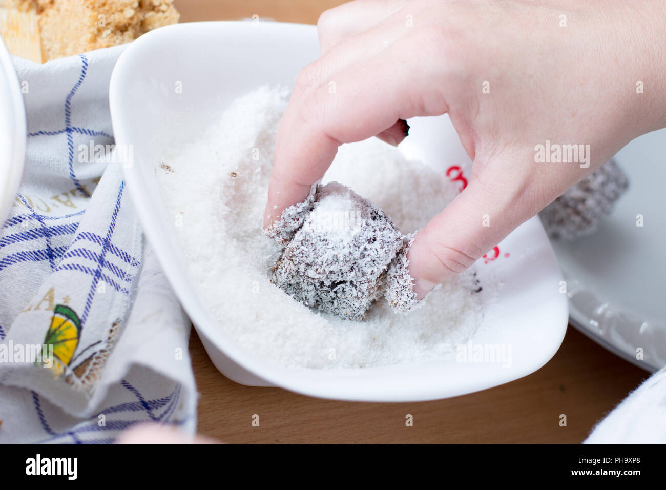 Mani femminili a fare i biscotti con la farina di cocco Foto Stock