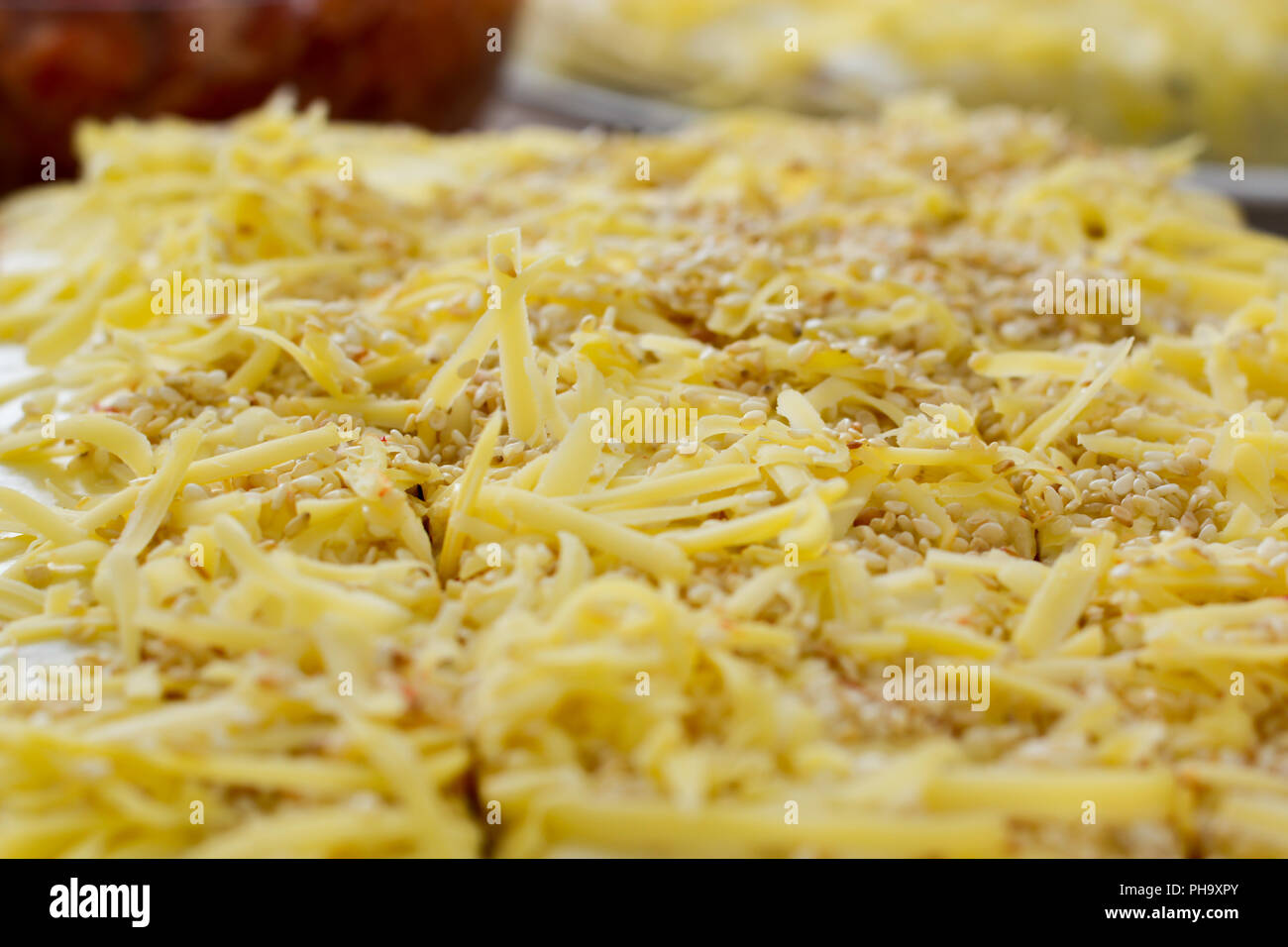Close up di torta salata con formaggio giallo Foto Stock