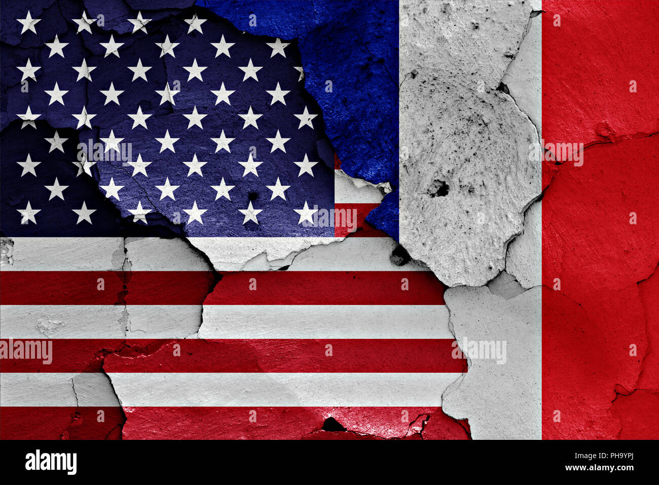 Bandiere di Stati Uniti e Francia dipinta sulla parete incrinato Foto Stock