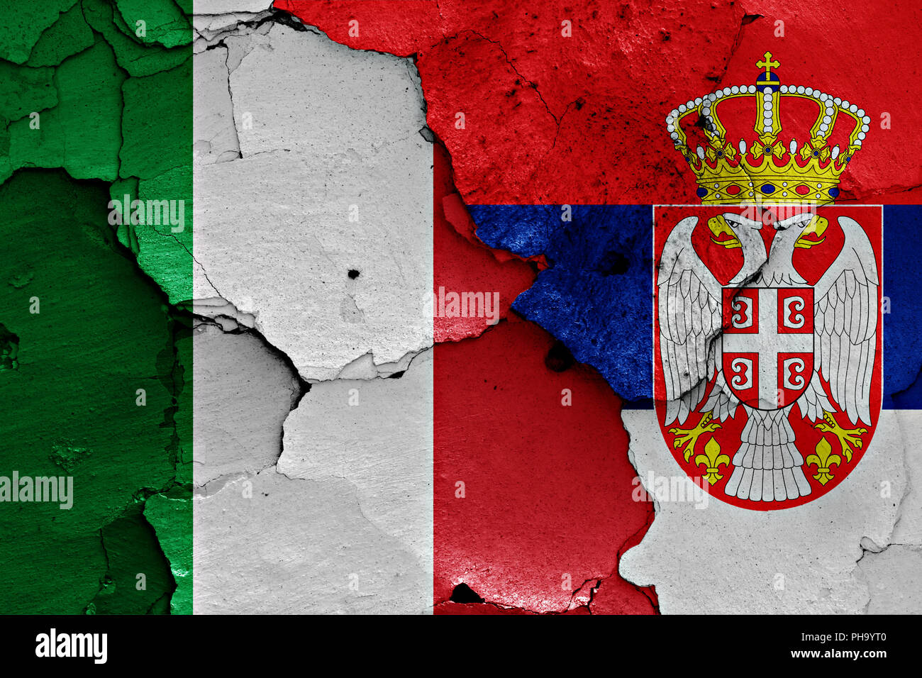 Bandiere di Italia e Serbia dipinta sulla parete incrinato Foto Stock