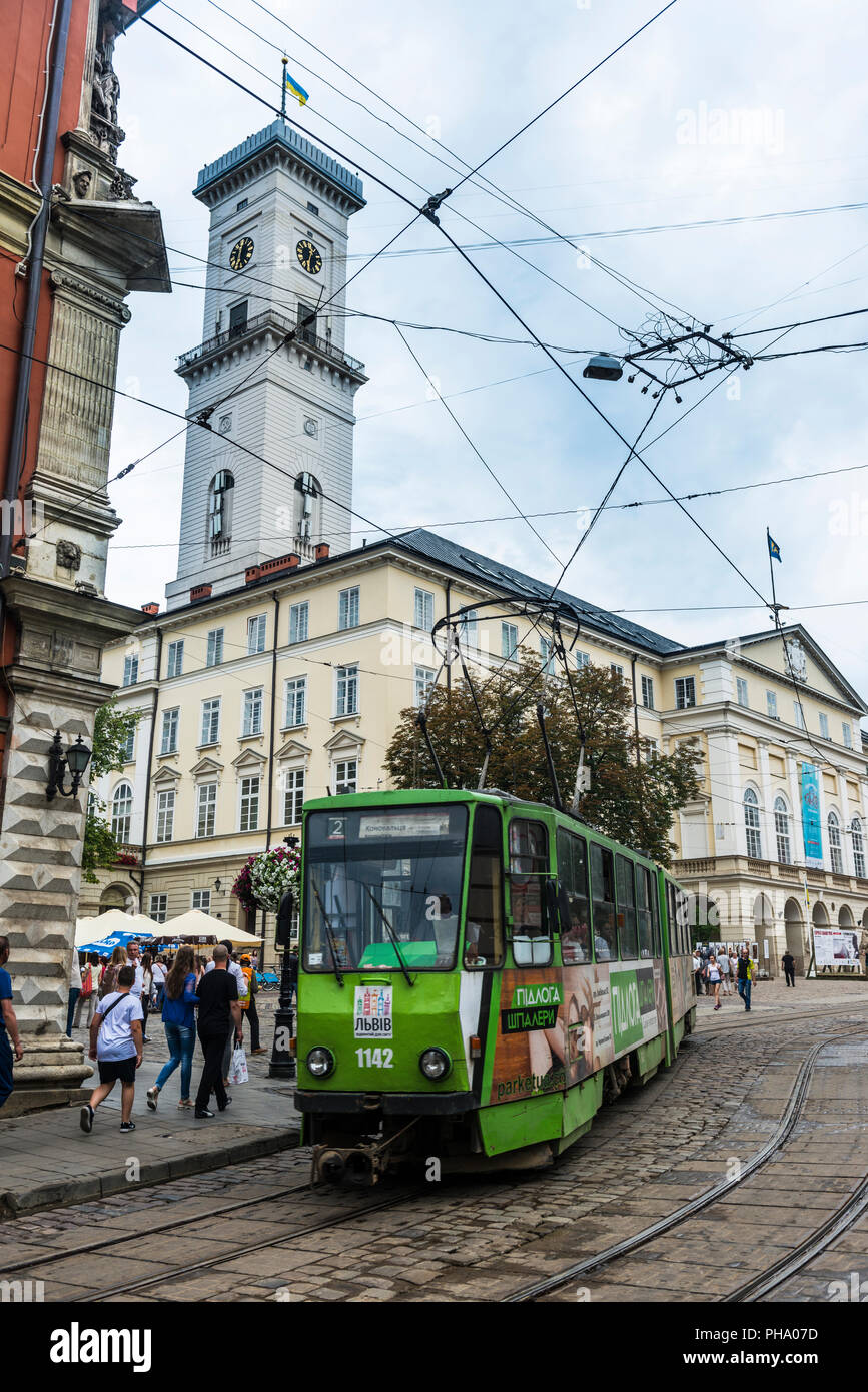 Il tram di fronte alla città di Leopoli edificio del Consiglio a Lviv, Sito Patrimonio Mondiale dell'UNESCO, Ucraina, Europa Foto Stock