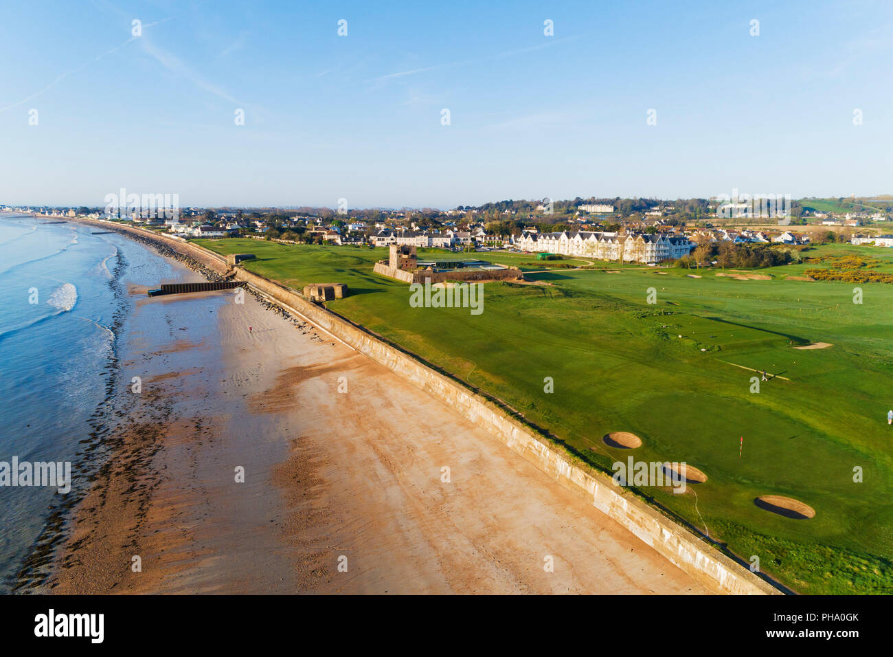 Vista aerea del Royal Jersey Golf e club house, Gorey, Jersey, Isole del Canale, Regno Unito, Europa Foto Stock